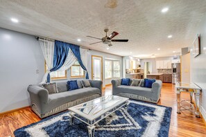 Una televisión, una chimenea