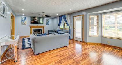 Families Welcome: Lake-View Home, 2 Mi to Gahanna!
