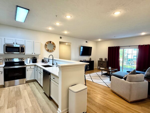 Mikroaaltouuni, uuni, liesi, astianpesukone