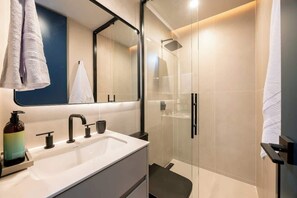 Shower, hair dryer - Digital Nomad Paradise 3 units-5BR w/ AC in Manila (Medellín)
