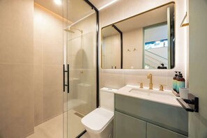 Shower, hair dryer - Digital Nomad Paradise 3 units-5BR w/ AC in Manila (Medellín)