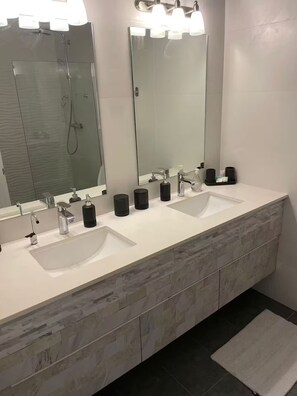 Dusche, Haartrockner, Handtücher, Seife