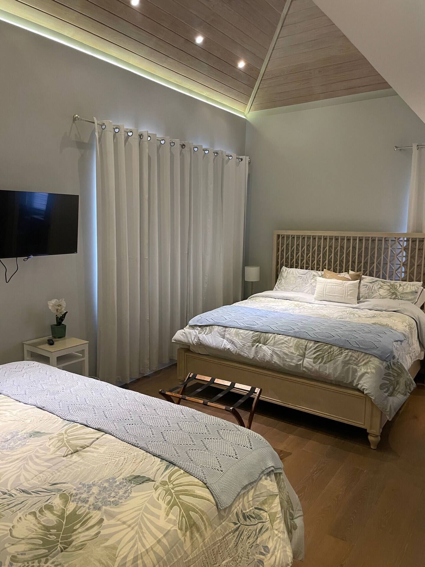 5 bedrooms, iron/ironing board, WiFi, bed sheets