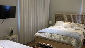 5 bedrooms, iron/ironing board, WiFi, bed sheets