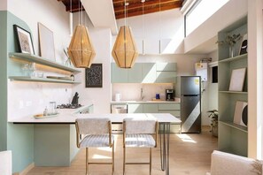 Refrigerador, microondas, horno y lavavajillas 