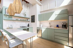 Wasserkocher mit Kaffee-/Teezubehör, Kühlschrank, Mikrowelle, Ofen