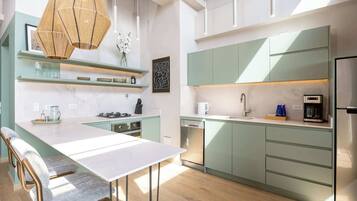 Coffee/tea maker, fridge, microwave, oven