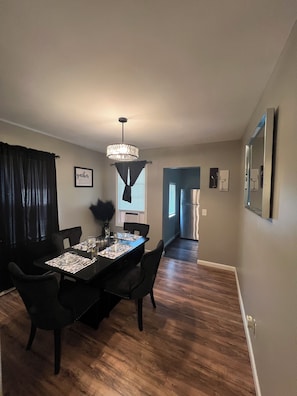 Dining - Terrific 6-bedroom house with AC in Trenton (Trenton)