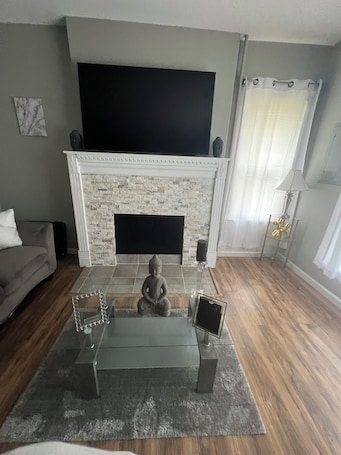 Smart TV. Terrific 6-bedroom house with AC in Trenton