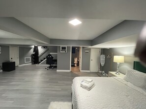 6 slaapkamers, een bureau, een strijkplank/strijkijzer, wifi (toeslag)