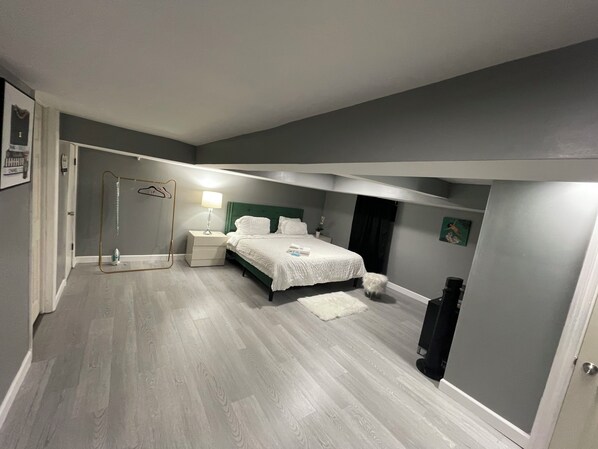 6 bedrooms, desk, iron/ironing board, WiFi
