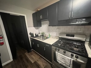 Fridge, microwave, oven, stovetop - Terrific 6-bedroom house with AC in Trenton (Trenton)