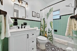 Douche, séchoir à cheveux, serviettes fournies