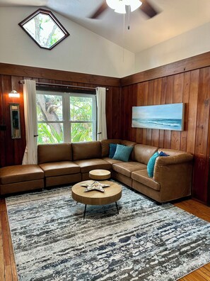 Smart TV - Cypress Cottage - Family Friendly, Walkable to Siesta Key Village and Beaches! (Siesta Key)