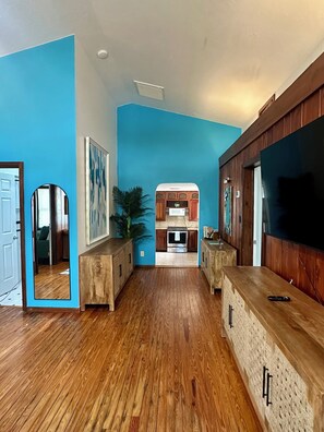 Interior - Cypress Cottage - Family Friendly, Walkable to Siesta Key Village and Beaches! (Siesta Key)