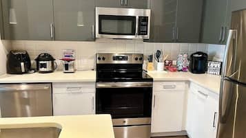Microwave, oven, kompor, dan mesin pencuci piring