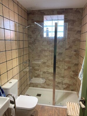 Douche, sèche-cheveux, bidet, serviettes fournies