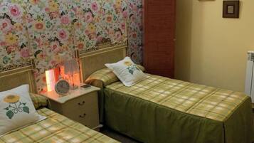 3 habitaciones, tabla de planchar con plancha, wifi y ropa de cama