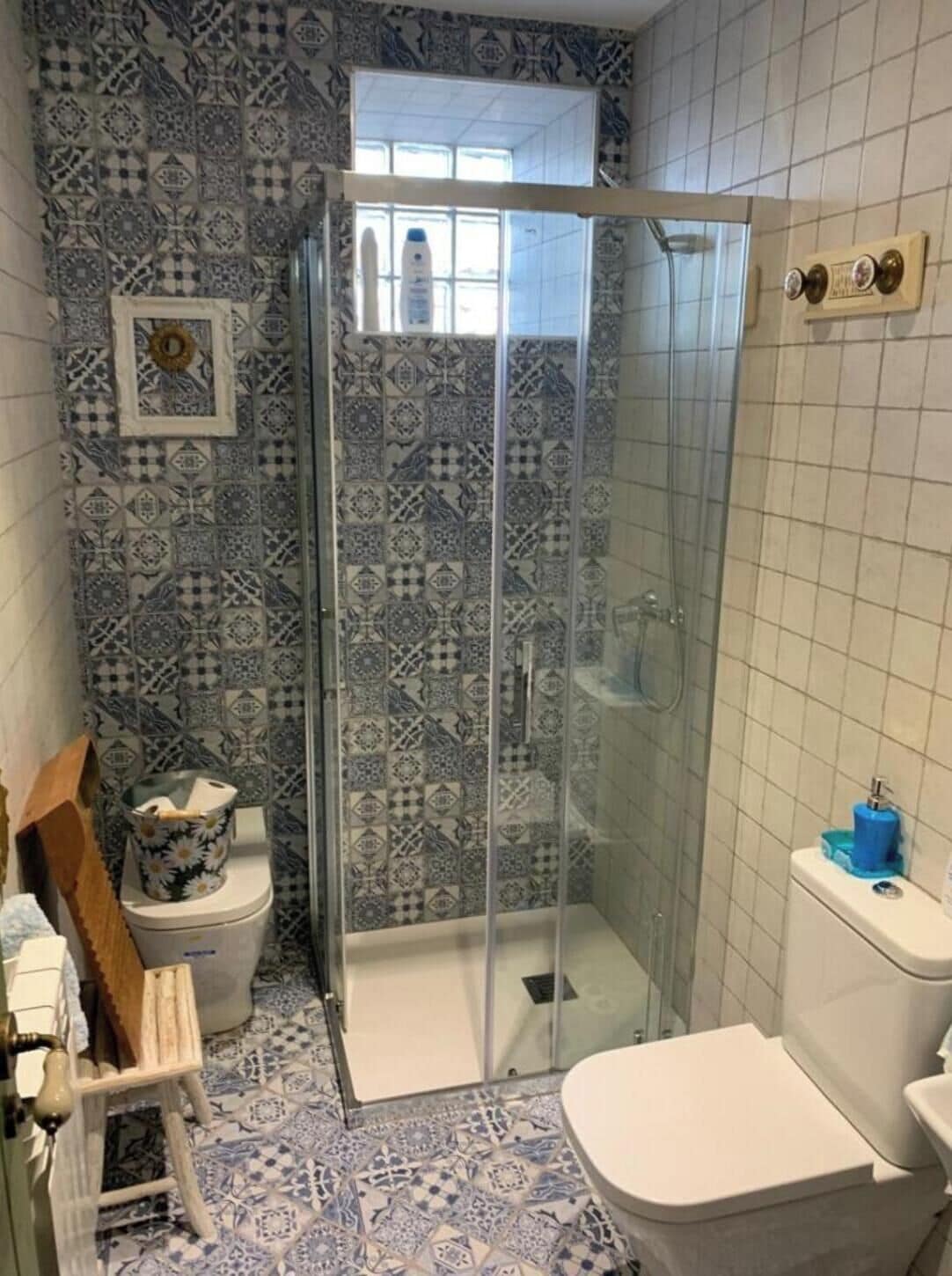 Douche, sèche-cheveux, bidet, serviettes fournies