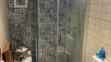 Een douche, een haardroger, een bidet, handdoeken