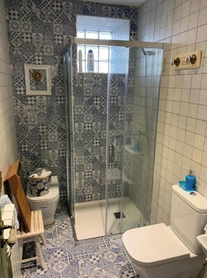 Een douche, een haardroger, een bidet, handdoeken