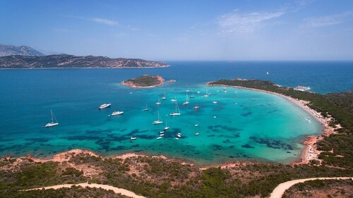 Between Sea and Mountains – Your Sardinian Escape – Modern 2BR Apartment