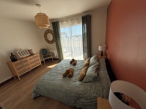 2 bedrooms, iron/ironing board, bed sheets