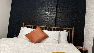 2 makuuhuonetta, työpöytä, silitysrauta/-lauta, vauvan matkasänky