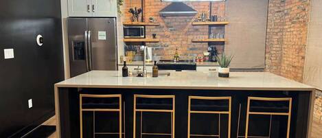 Réfrigérateur, micro-ondes, four, plaque de cuisson