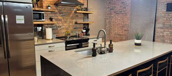 Short North/Downtown | Steps to High St | Walk to Convention Ctr | Free Parking