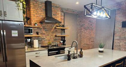 Short North/Downtown | Steps to High St | Walk to Convention Ctr | Free Parking