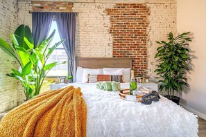 2 bedrooms, desk, iron/ironing board, travel cot - Short North/Downtown | Steps to High St | Walk to Convention Ctr | Free Parking (Columbus)