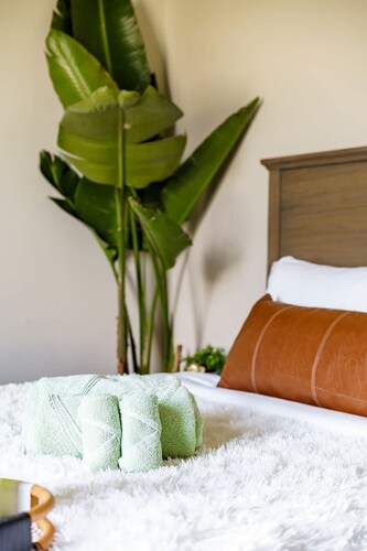 Short North/Downtown | Steps to High St | Walk to Convention Ctr | Free Parking