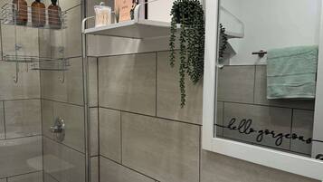 Suihku, ympäristöystävälliset hygieniatuotteet, hiustenkuivaaja