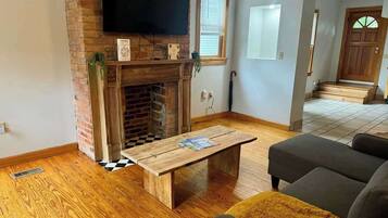 Smart TV, libros, videoteca y oficina