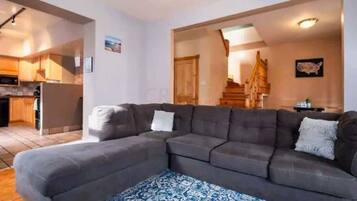 Smart TV, libros, videoteca y oficina