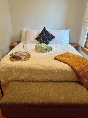 3 bedrooms, desk, iron/ironing board, travel crib