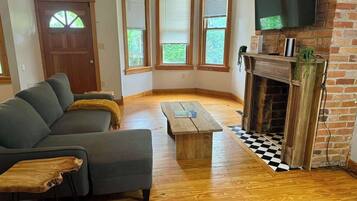 智能电视、书、影片库、办公室