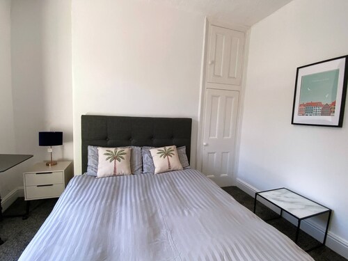 Room-huge Modern Room to Stay in Salford