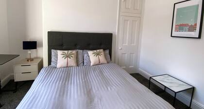Room-huge Modern Room to Stay in Salford