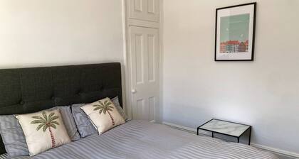Room-huge Modern Room to Stay in Salford