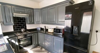 Room-huge Modern Room to Stay in Salford