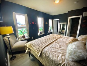 4 bedrooms, iron/ironing board, internet, bed sheets