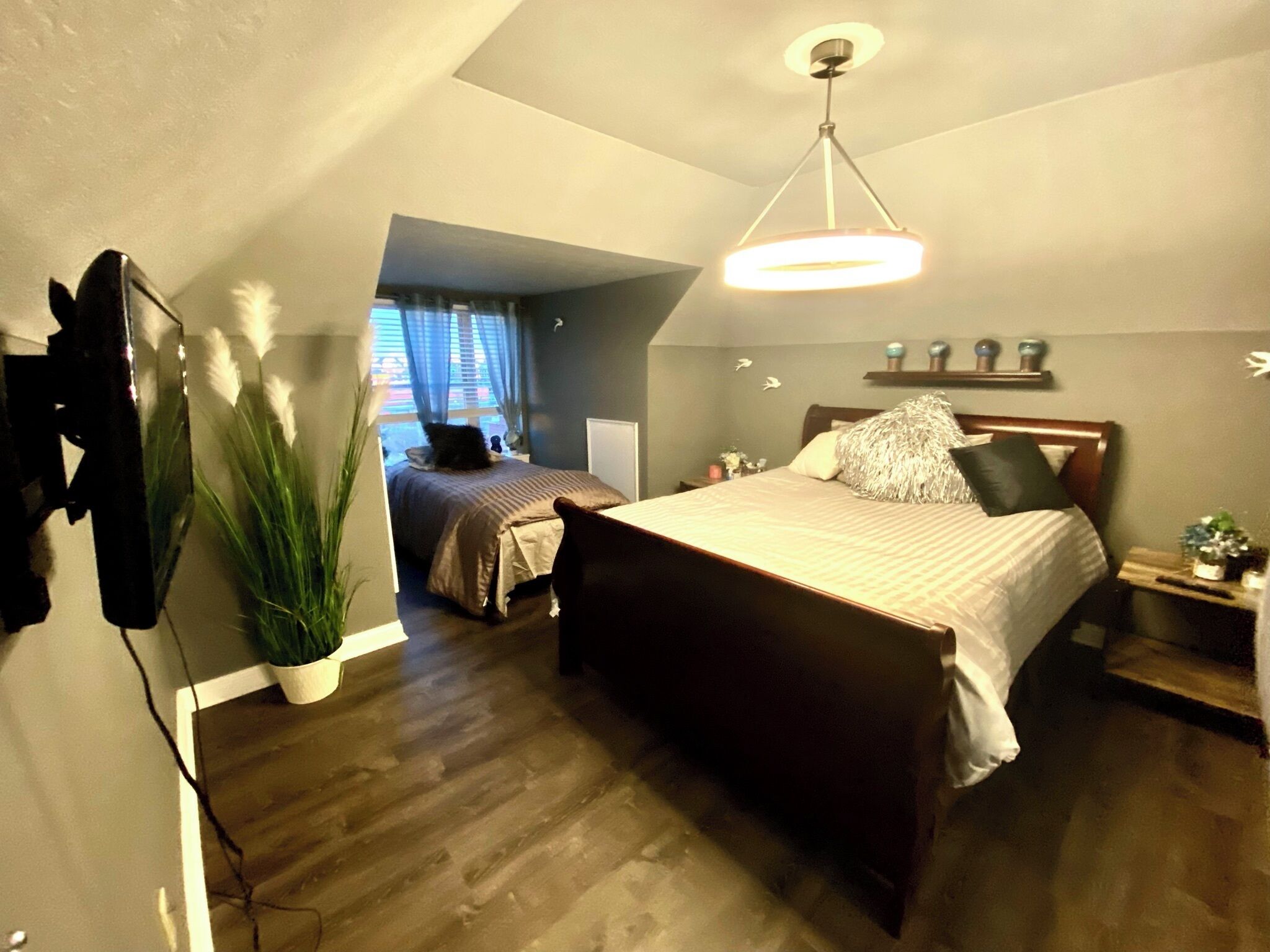 4 bedrooms, iron/ironing board, internet, bed sheets