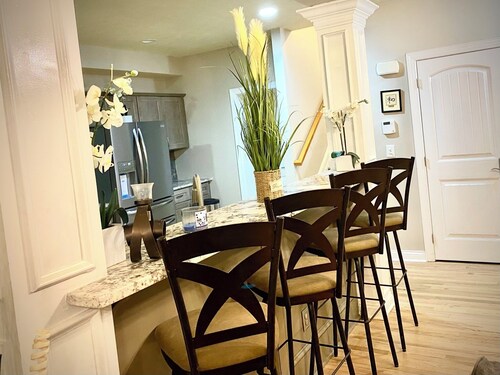 "Luxury Haven for Large Gatherings: 4BD/4BA”