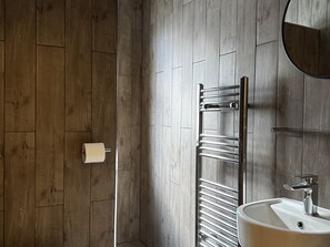 Shower, hair dryer - Mostyn View (Wirral)