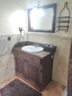 Hair dryer, towels, soap, toilet paper - Terrific 1-bedroom apartment in Antigua Guatemala (Antigua Guatemala)