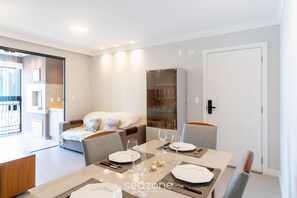 Basic Apartment | Dining