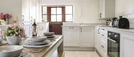 Lave-vaisselle, batterie de cuisine, vaisselle et ustensiles