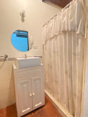 Sèche-cheveux, serviettes fournies, savon, papier toilette